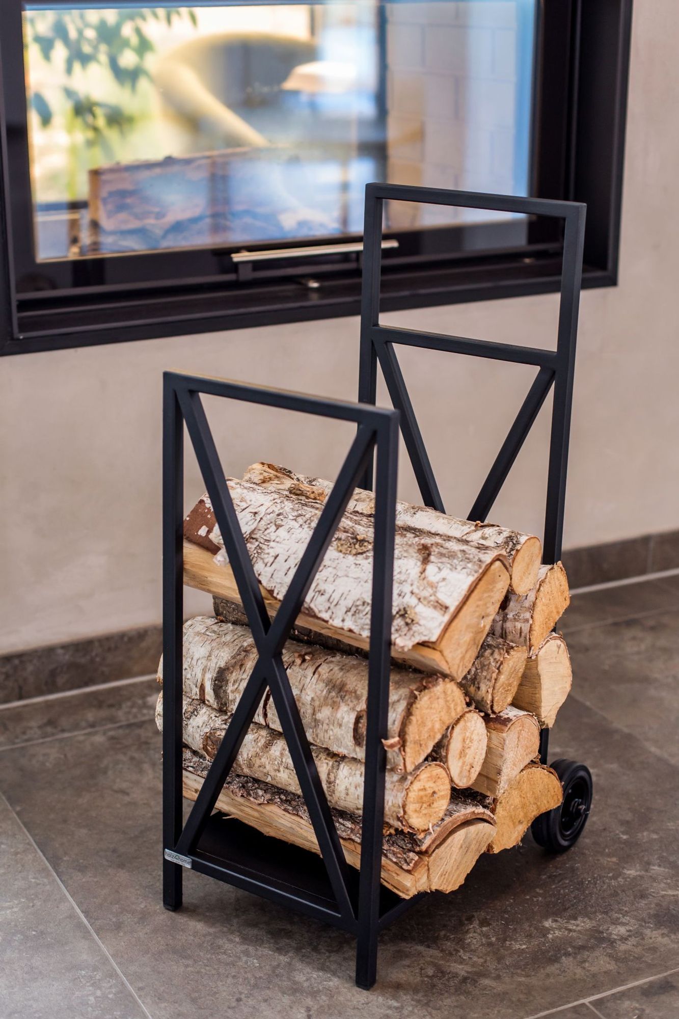 Kaminholzaufbewahrung mit Rollen