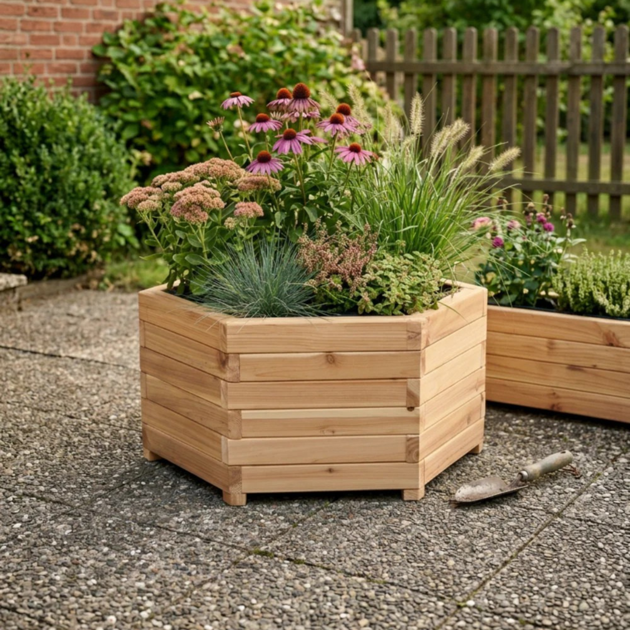 Anwendung_mit_Blumen Outdoor Pflanzenkübel 6-eckig aus Kiefernholz