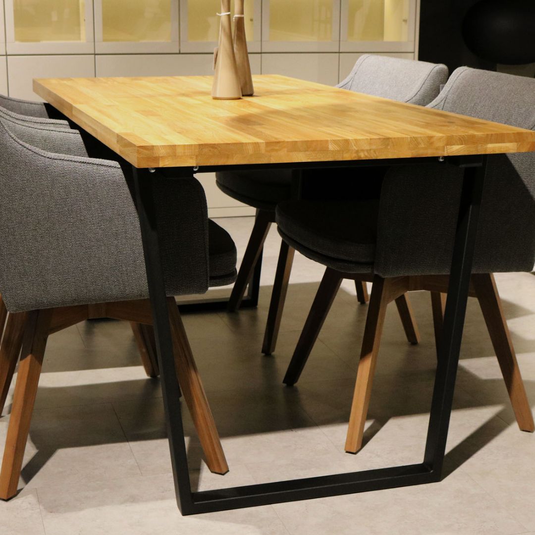 DesignohneTitel_2_7cef8e1f-e46e-43e3-b7aa-ac73f0bd922e Tisch mit Tischplatte 180 x 100 cm ohne Baumkante aus massiver Eiche mit Aufdopplung am Rand - verschiedene Tischbeine zur Auswahl Doppel-Dreieck Gestell