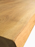 Details1 Massivholztisch Eiche, 4cm massive Tischplatte, geölt, robust & zeitloses Design für Esszimmer, Büro & Konferenzraum, Esstisch Baumkante