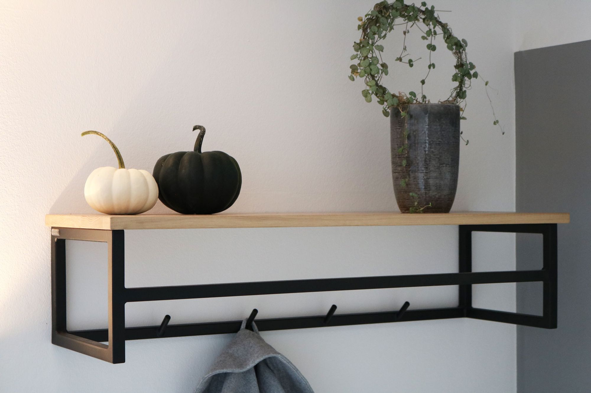 Garderobe aus hochwertiger Eiche und Metall