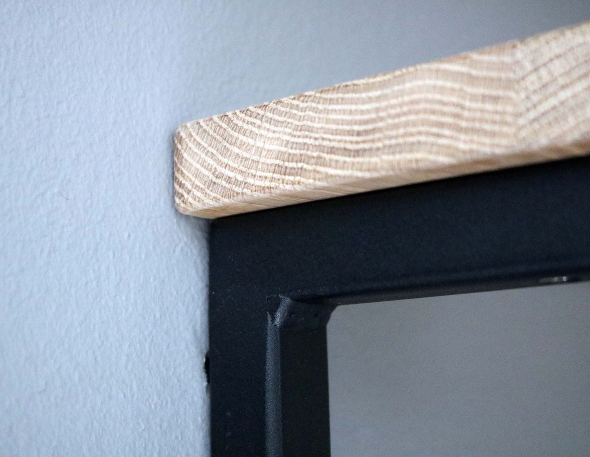 Garderobe aus hochwertiger Eiche und Metall