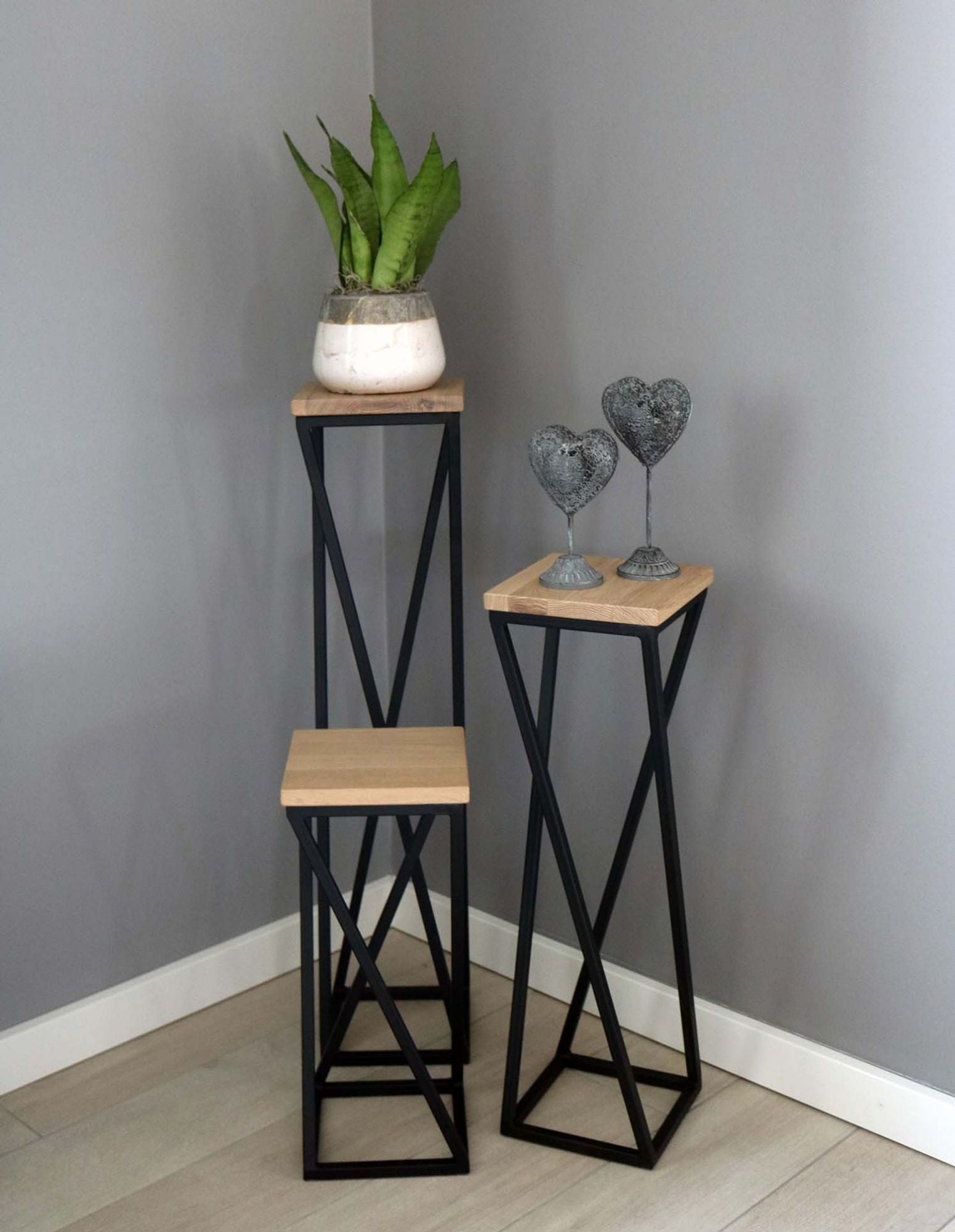 3-tlg. Dekoständer-Set mit gedrehten Streben in hellgrau geölt - 50 cm, 70 cm, 90 cm