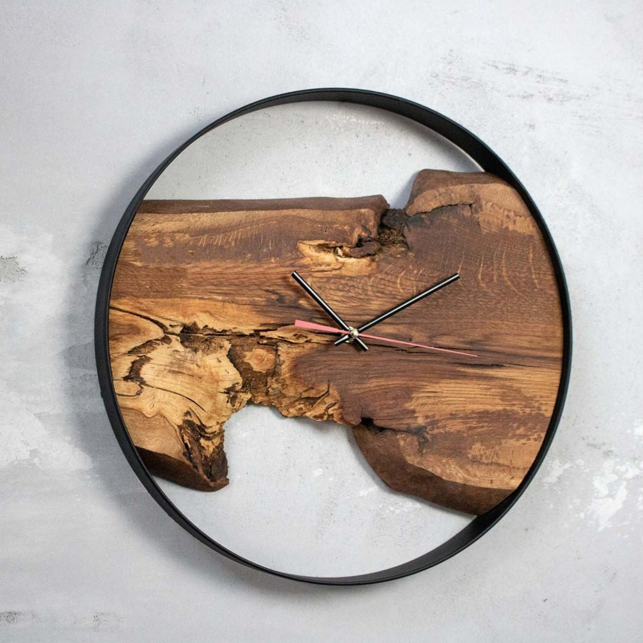 Wanduhr Artwork aus massiver Eiche