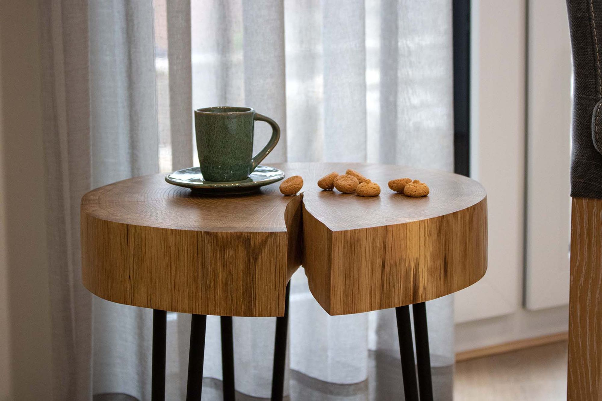 Couchtisch Eiche massiv aus einer Baumscheibe