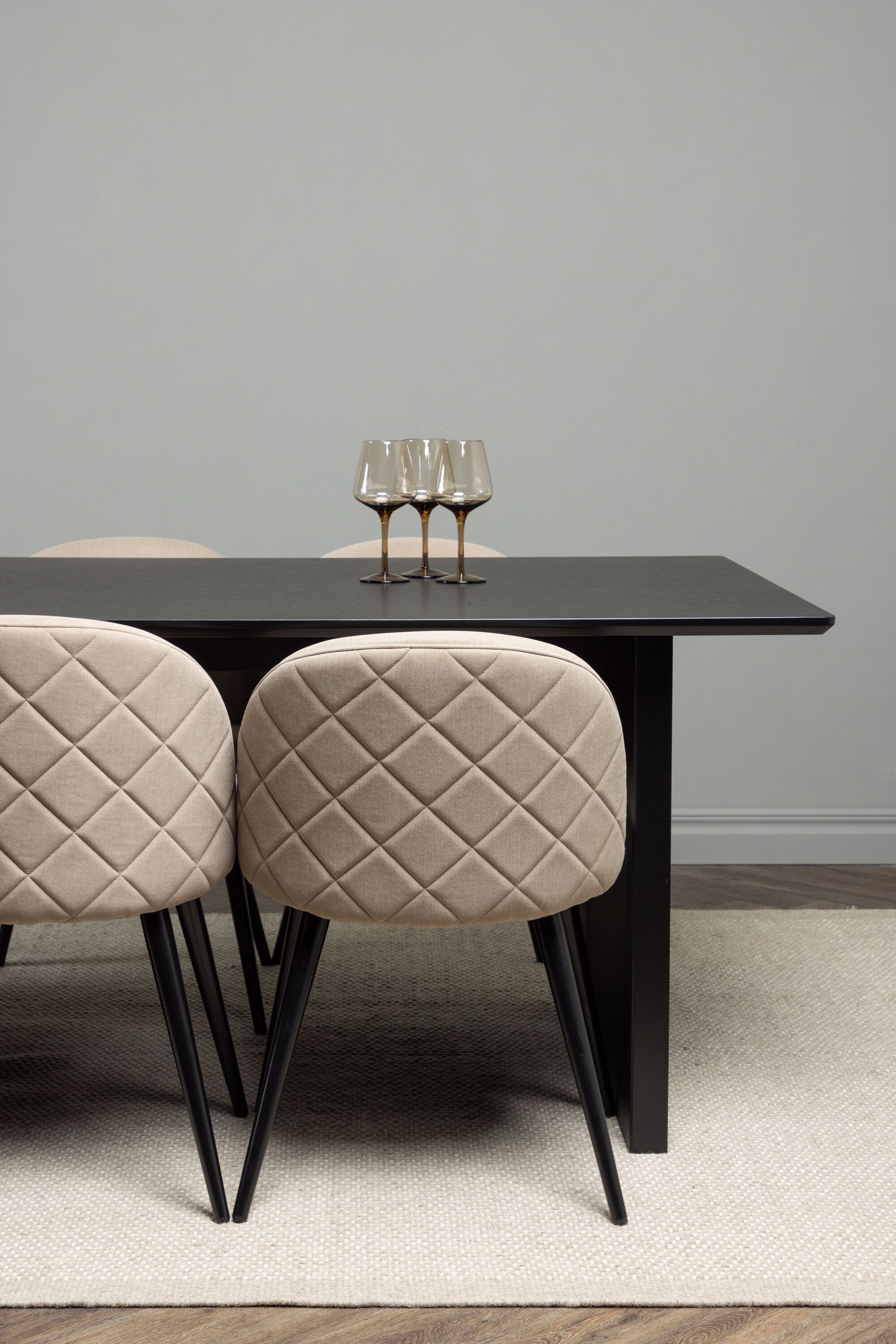 gr22906_6_m_8d4f26f5-68dc-44b6-a167-cf8c568282ac Esszimmer Set Vail Mit Den Stühlen Velvet Rechteckiges Essgruppen Set