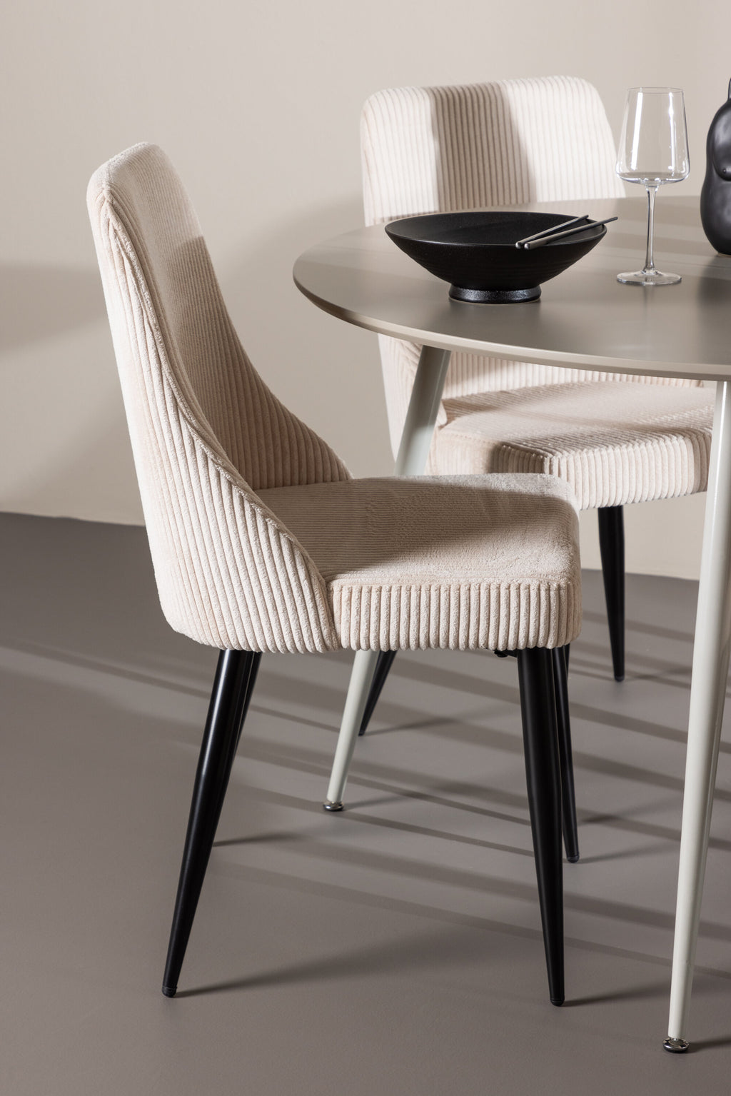 gr24408_3_m_0cd60972-da62-474f-88f5-f5158fa43354 Plaza Esstisch Mit Leone Essstuhl Rundes Essgruppen Set