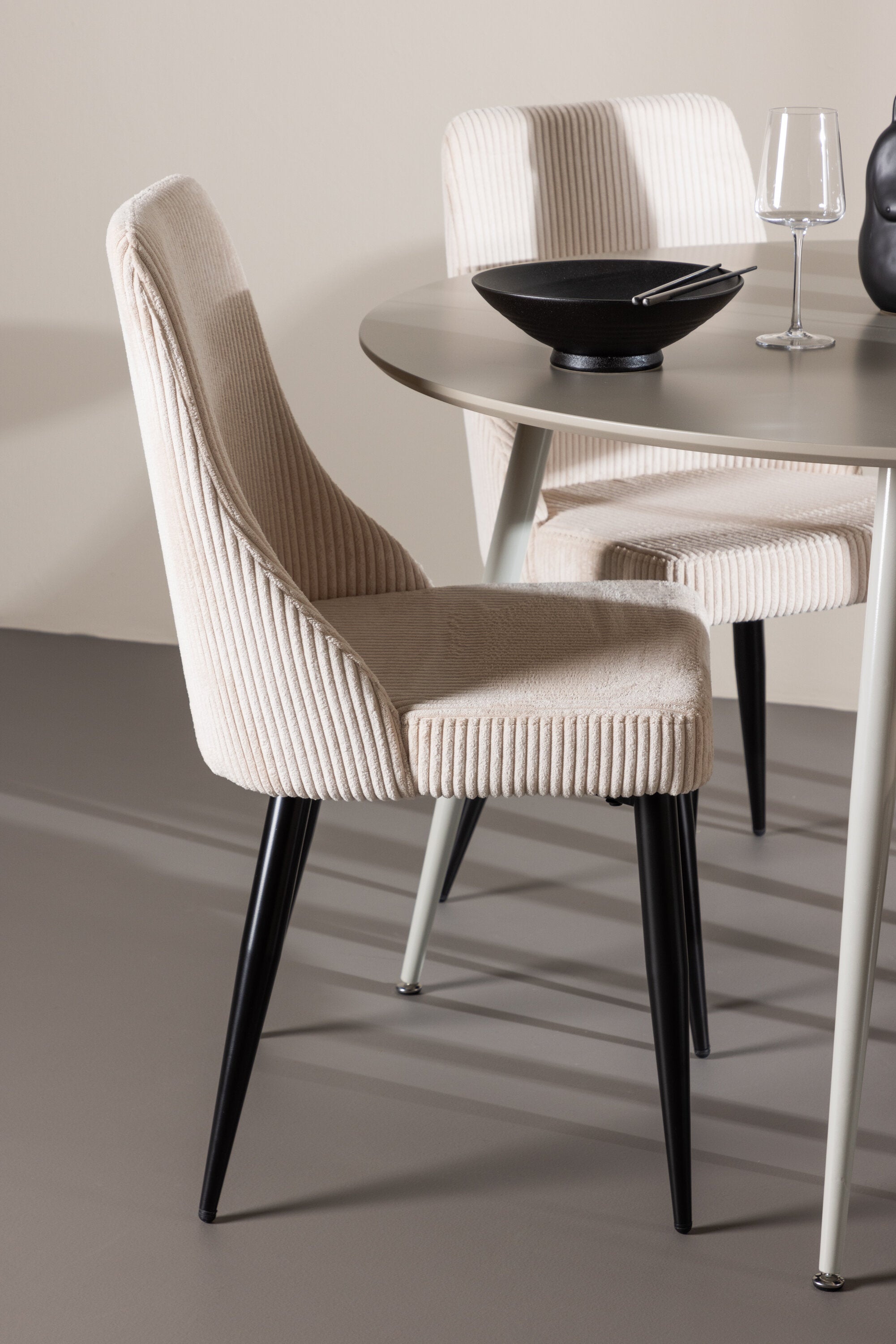 gr24408_3_m_0cd60972-da62-474f-88f5-f5158fa43354 Plaza Esstisch Mit Leone Essstuhl Rundes Essgruppen Set