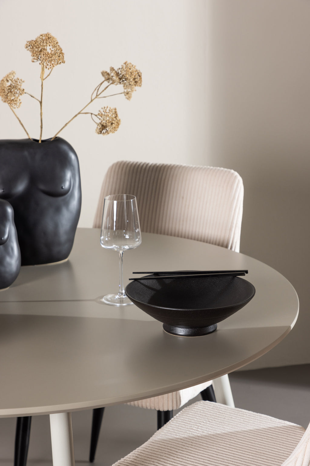 gr24408_5_m_c2d5a93e-2724-4205-a8cf-1b14582dc279 Plaza Esstisch Mit Leone Essstuhl Rundes Essgruppen Set