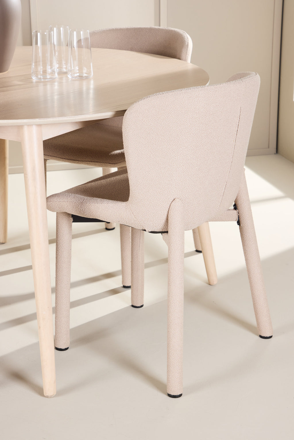 gr24723_3_m_7ba2cd46-fed4-4b36-967c-2ce10045e88e Esstisch Flora Mit Astoria Stuhl Rundes Essgruppen Set