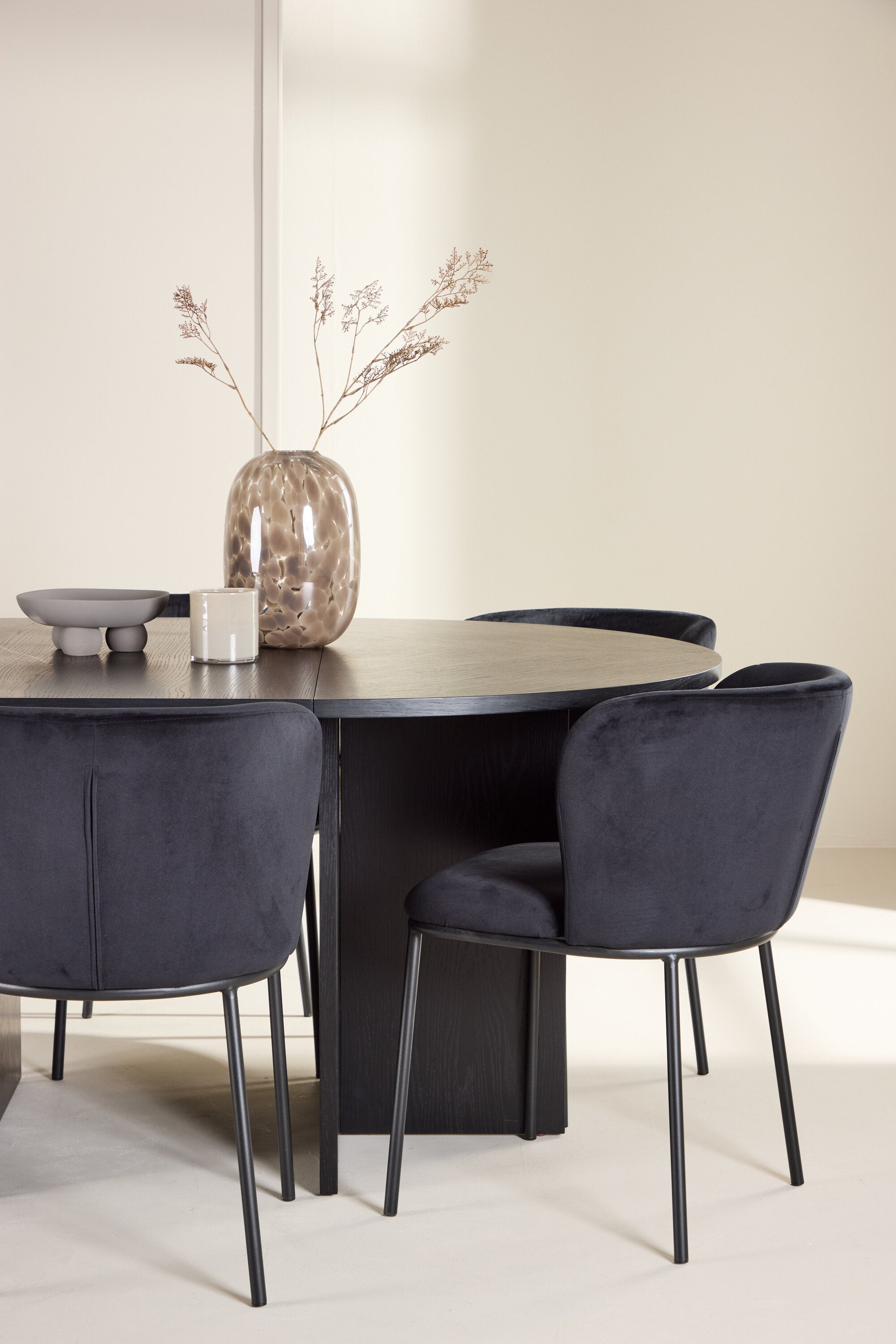 gr24726_4_m_db8813c1-88d4-4ad5-a4cb-39f21c150f44 Esstisch Strada Mit Edina Stühlen Ovales Essgruppen Set