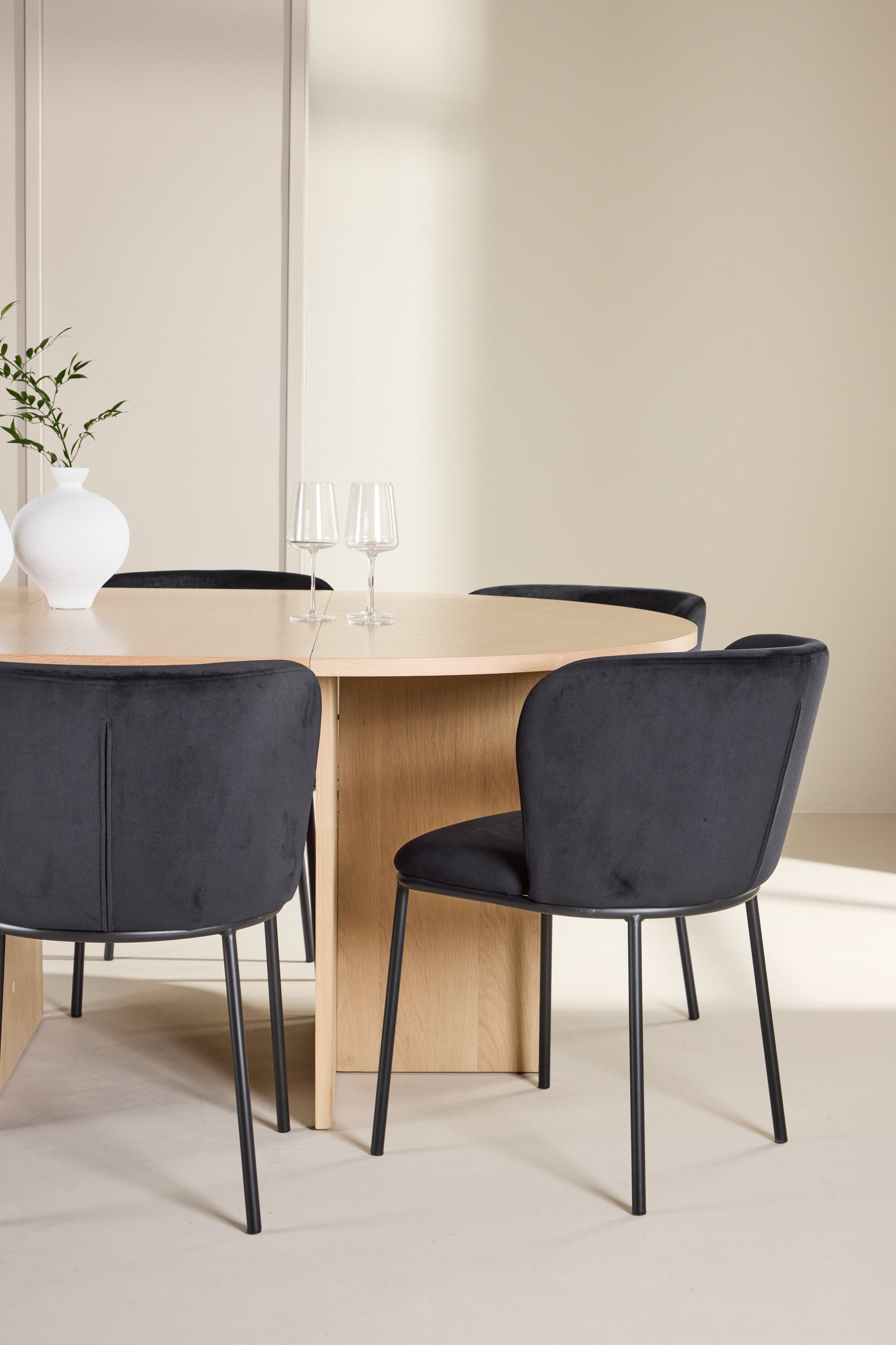 gr24738_4_m_19cde4db-dd20-469d-ae31-ed59f46bc7c4 Esstisch Strada Mit Edina Stuhl Ovales Essgruppen Set