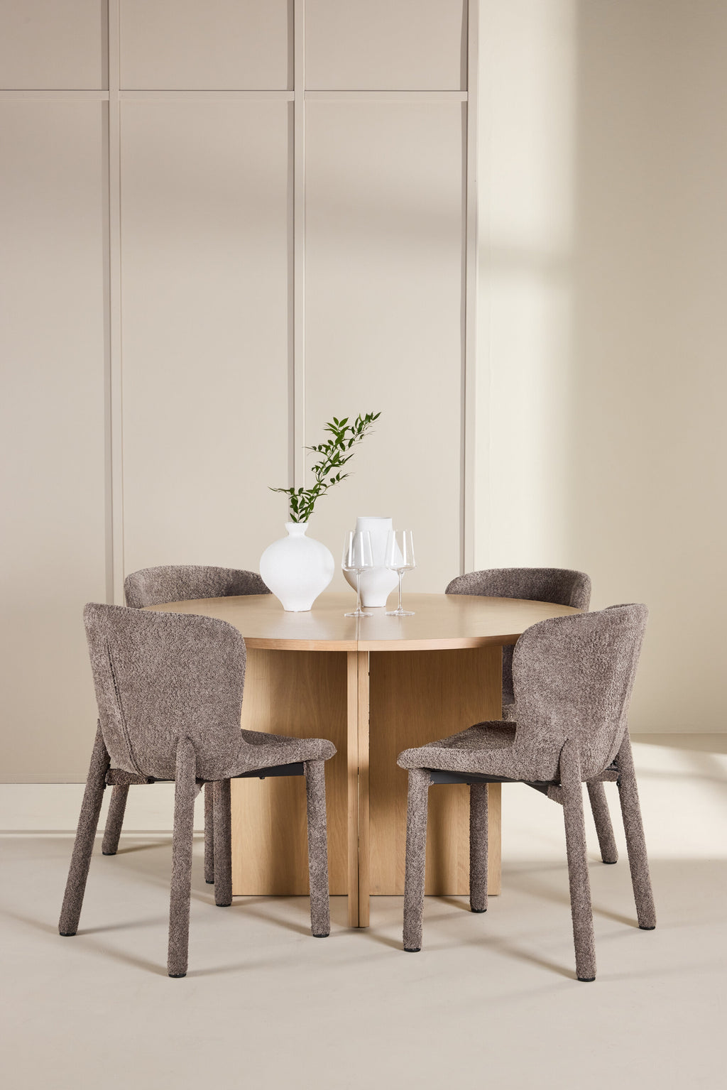 gr24743_1_m_a144cdeb-7c1f-4bdf-906d-7dc248196eb4 Esstisch Strada Mit Astoria Stuhl Ovales Essgruppen Set