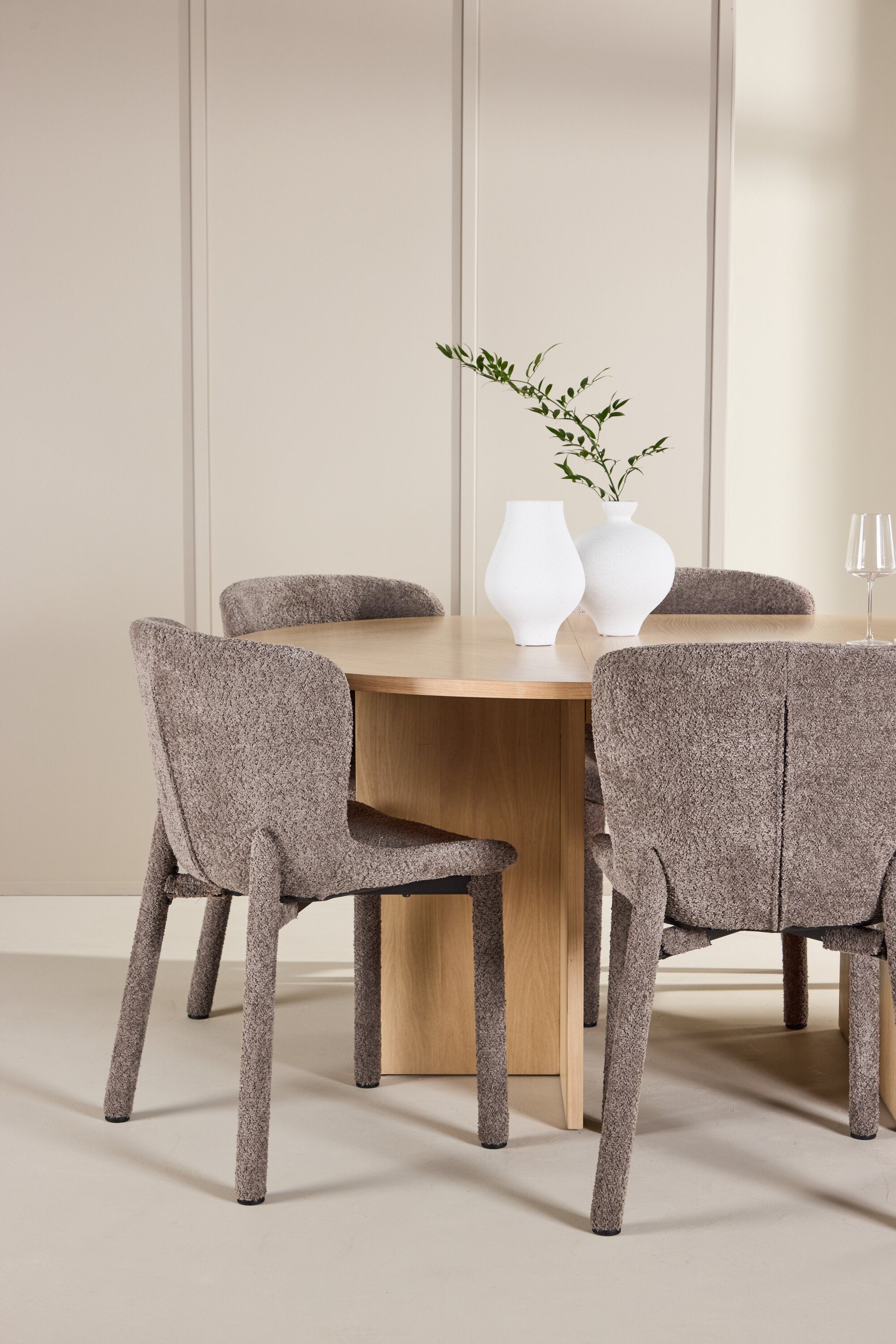 gr24744_3_m_c1d1a7f4-5953-4a7d-93f4-578bd61a2c22 Esstisch Strada Mit Astoria Stuhl Ovales Essgruppen Set