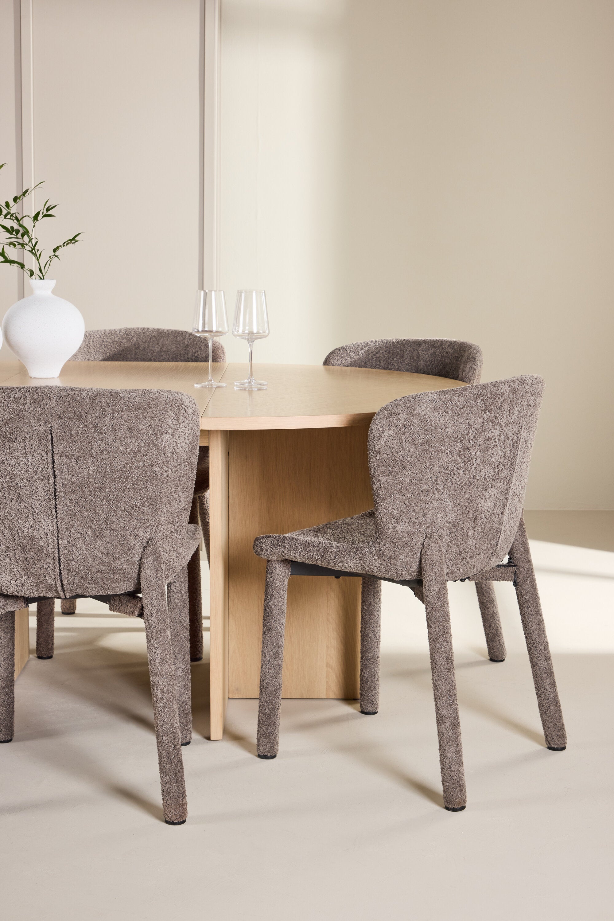 gr24744_4_m_fc9a3618-3ec7-49b2-9d98-03b54921d74f Esstisch Strada Mit Astoria Stuhl Ovales Essgruppen Set