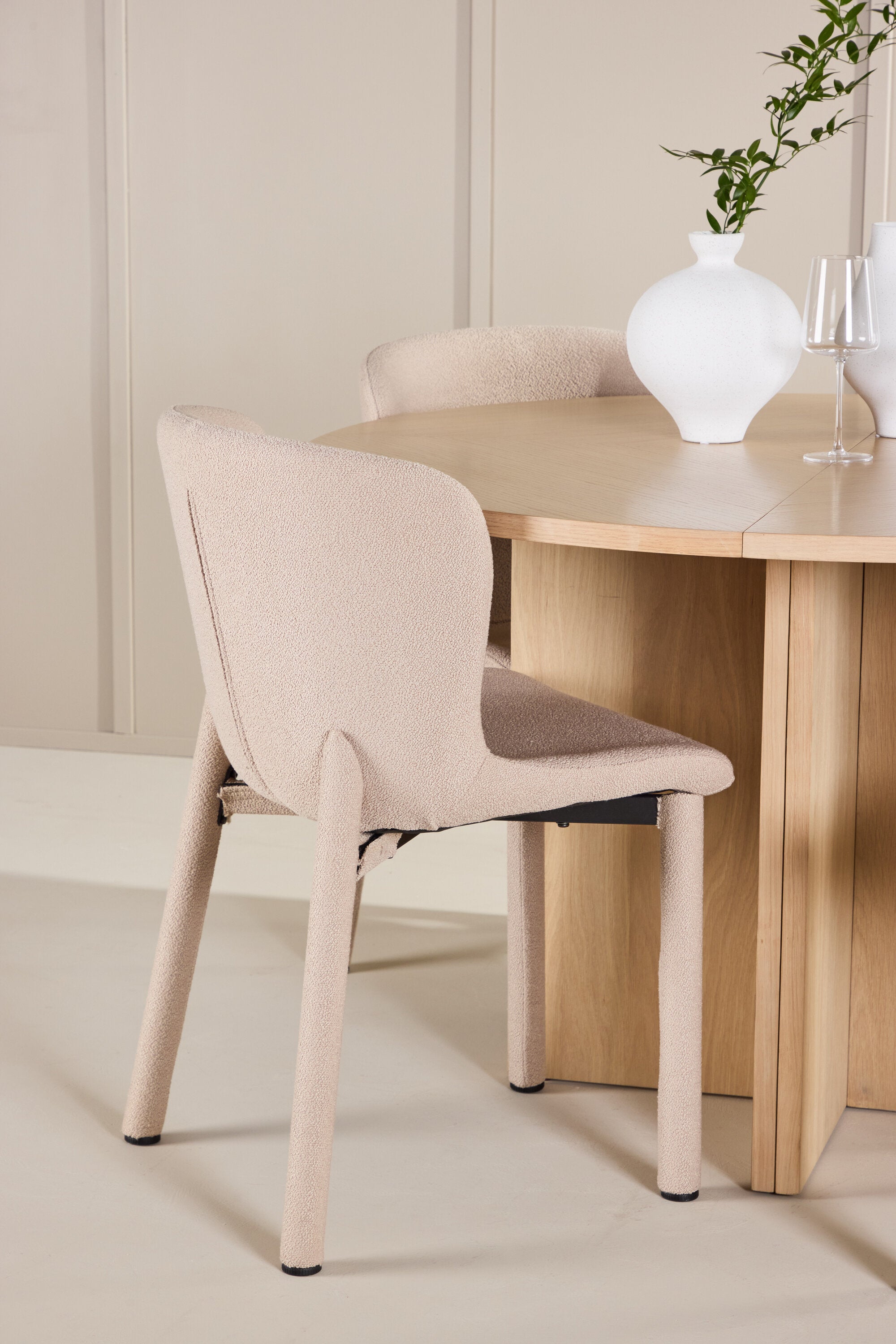 gr24745_3_m_d0367556-60e9-4044-812a-0a1d0714fb83 Esstisch Strada Mit Astoria Stuhl Ovales Essgruppen Set