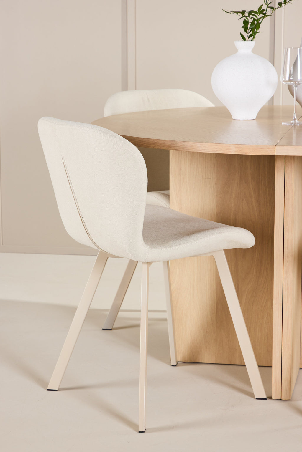 gr24747_3_m_6fdc5405-9a2a-418d-b8ea-5a742a5ce8c8 Esstisch Strada Mit Lilja Stuhl Ovales Essgruppen Set