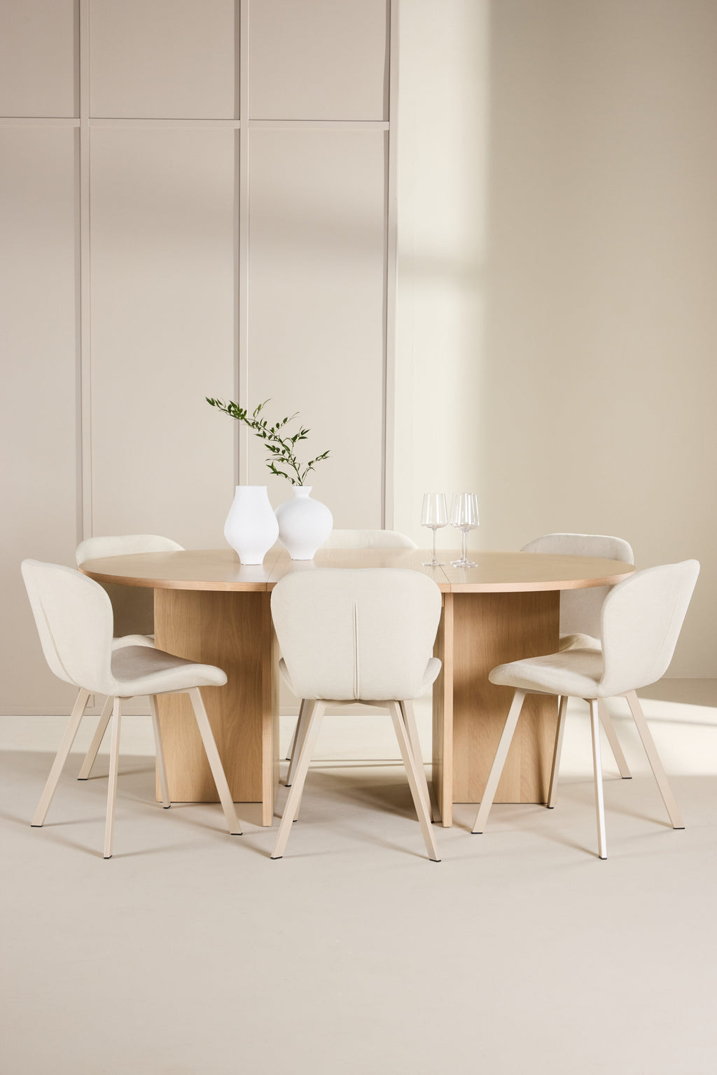 gr24748_1_m_c20f7eb3-958f-4dd1-87b5-bcbaa31f103d Esstisch Strada Mit Lilja Stuhl Ovales Essgruppen Set