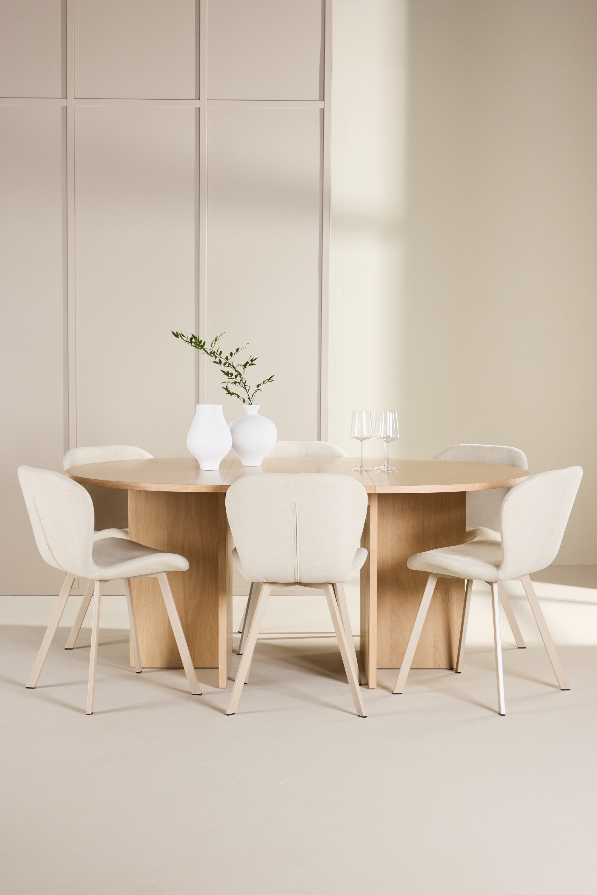 gr24748_1_m_c20f7eb3-958f-4dd1-87b5-bcbaa31f103d Esstisch Strada Mit Lilja Stuhl Ovales Essgruppen Set