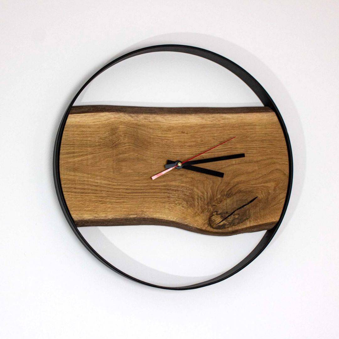 Wanduhr mit Stahlrahmen aus massiver Eiche43 cm