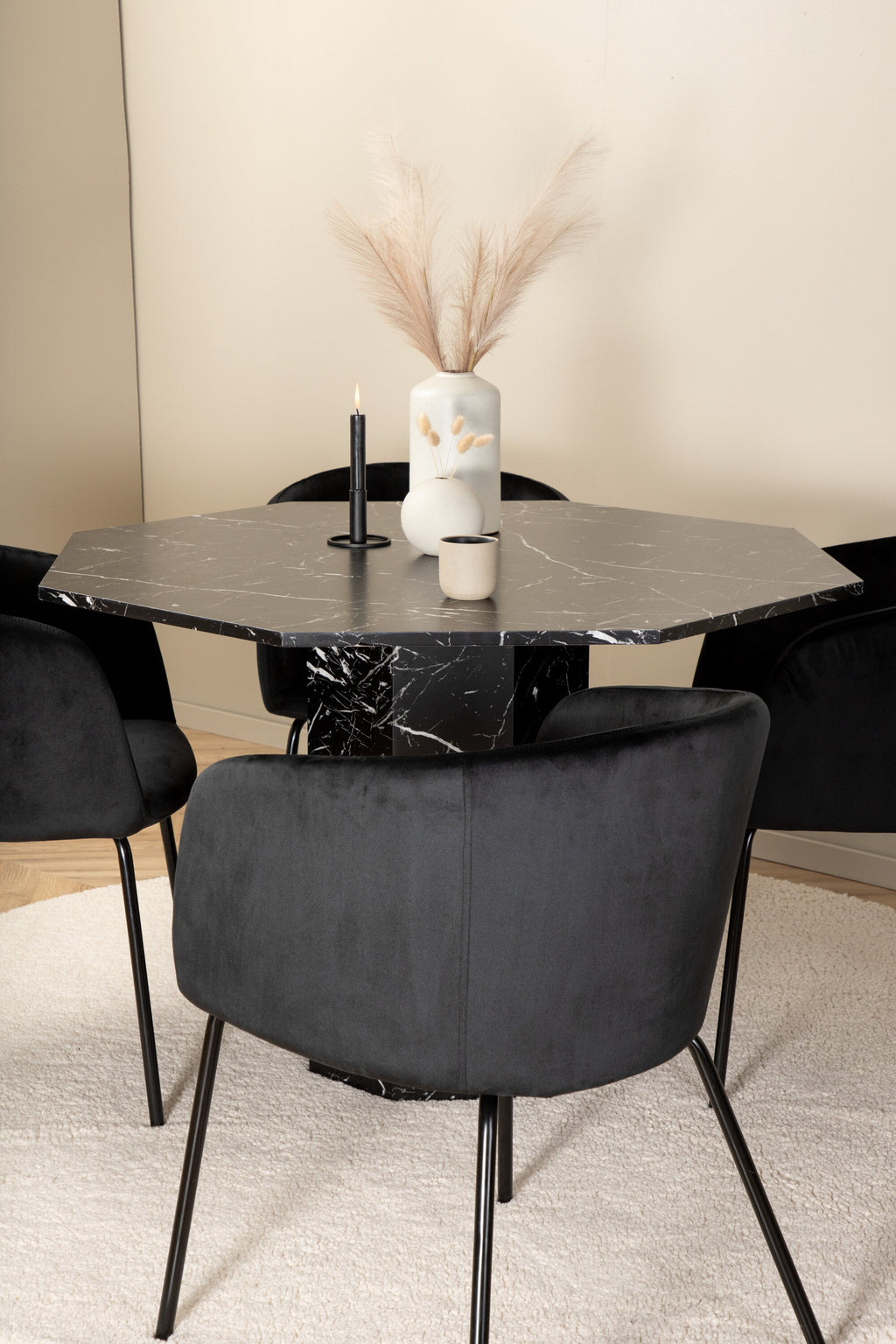 s_gr22352__11 Marbs rundes 5 teiliges Essgruppen Set mit schwarzem Tisch in Marmoroptik Ø 110 cm und 4 schwarzen Berit Samtstühlen