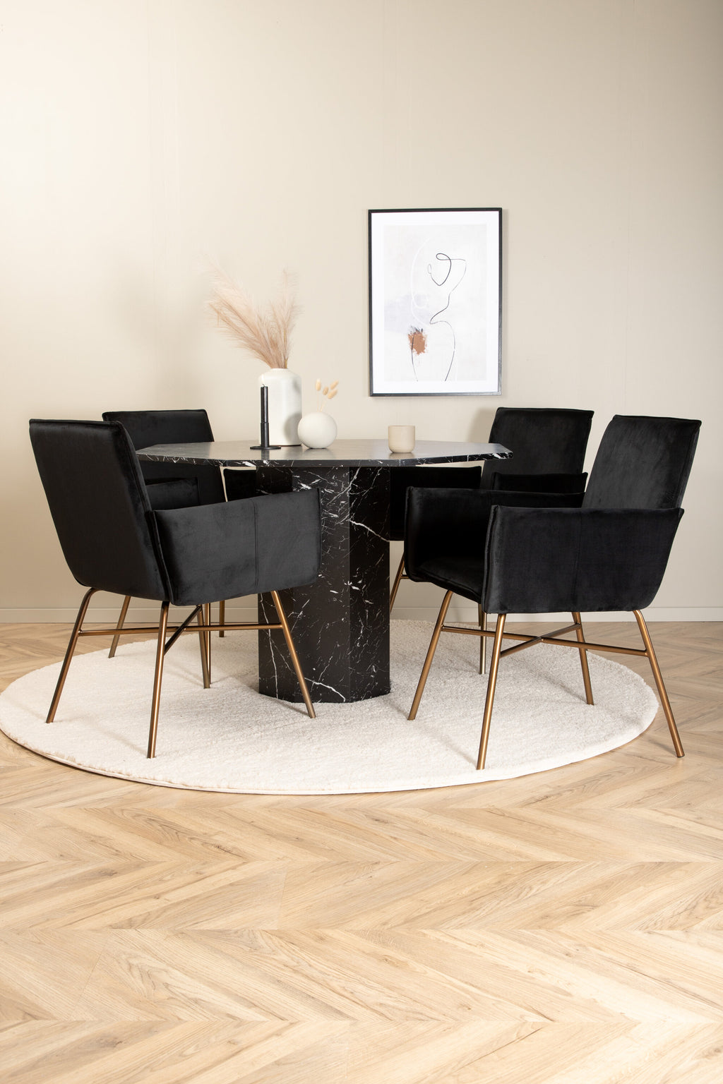 s_gr22353__10_b28fd5d2-d96b-4fa0-89bf-779baa3385b0 Marbs Essgruppe 5 teilig mit schwarzem Marmortisch Ø 110 cm und 4 schwarzen Samtstühlen mit goldfarbenen Beinen