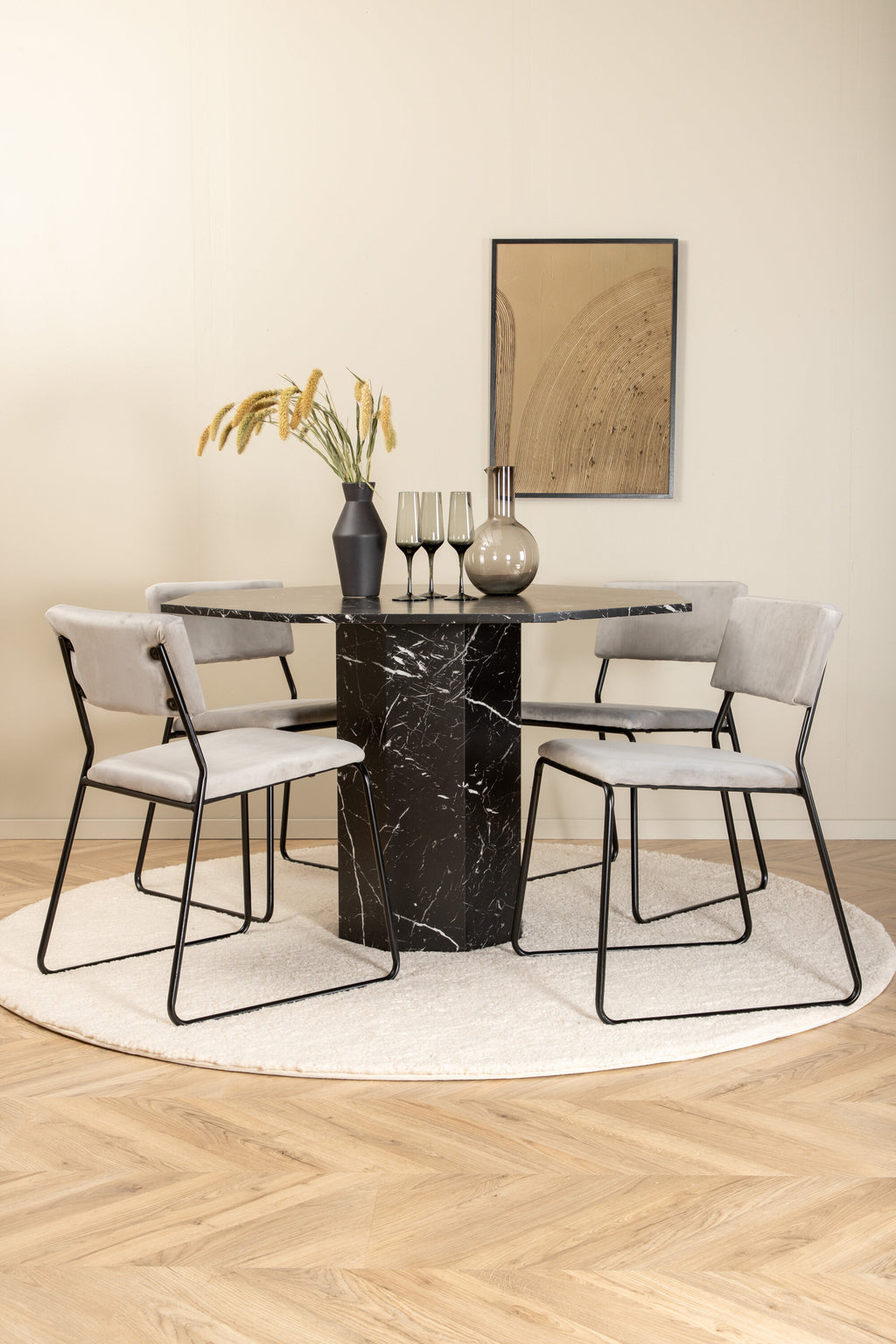 s_gr22355__10_c006b1eb-89c0-40b6-8308-e9b311a380f1 Marbs rundes 5 teiliges Essgruppen Set mit schwarzem Tisch in Marmoroptik Ø 110 cm und 4 grauen Kenth Samtstühlen